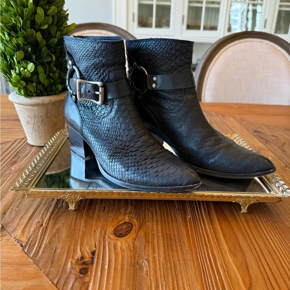 Frye Black Textured Leather Boot with Branded Interior/Size 8
